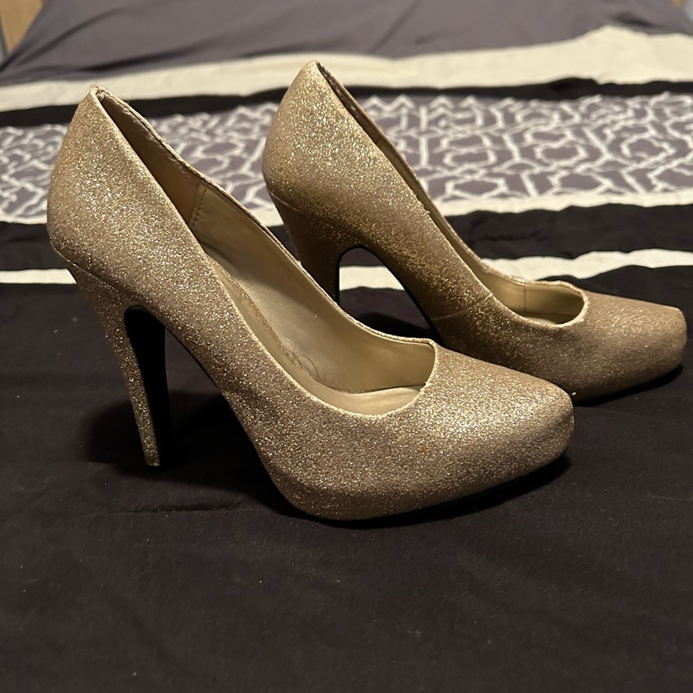 High heels. Gold. Size 6